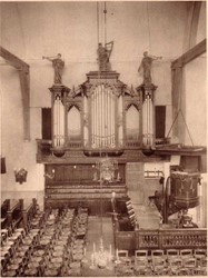 <p>De Oude Kerk kreeg voor het eerst een orgel in 1912. Het huidige orgel stamt uit 1980 en in 2012 is de orgelkas zelf ook gerenoveerd. (Gemeentearchief Huizen). </p>
